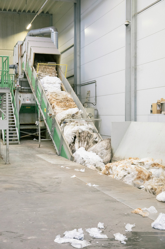 Plastic waste heads for reprocessing