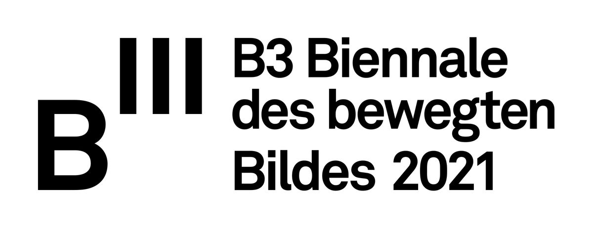 Logo der B3 Biennale des bewegten Bildes 2021. Ein großes, schwarzes "B" steht links neben drei vertikalen schwarzen Linien. Rechts davon steht in schwarzer Schrift "B3 Biennale des bewegten Bildes 2021" auf weißem Hintergrund. Das Bild ist minimalistisch und besteht hauptsächlich aus Schwarz und Weiß.