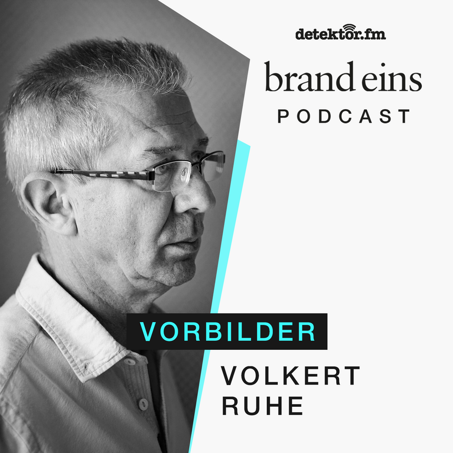 Schwarz-Weiß Porträt eines älteren Mannes mit Brille. Er blickt nachdenklich zur Seite. Im Bild steht der Text "VORBILDER" und darunter "VOLKERT RUHE". Das Bild ist ein Werbebanner für das Podcast "brand eins" von detektor.fm.