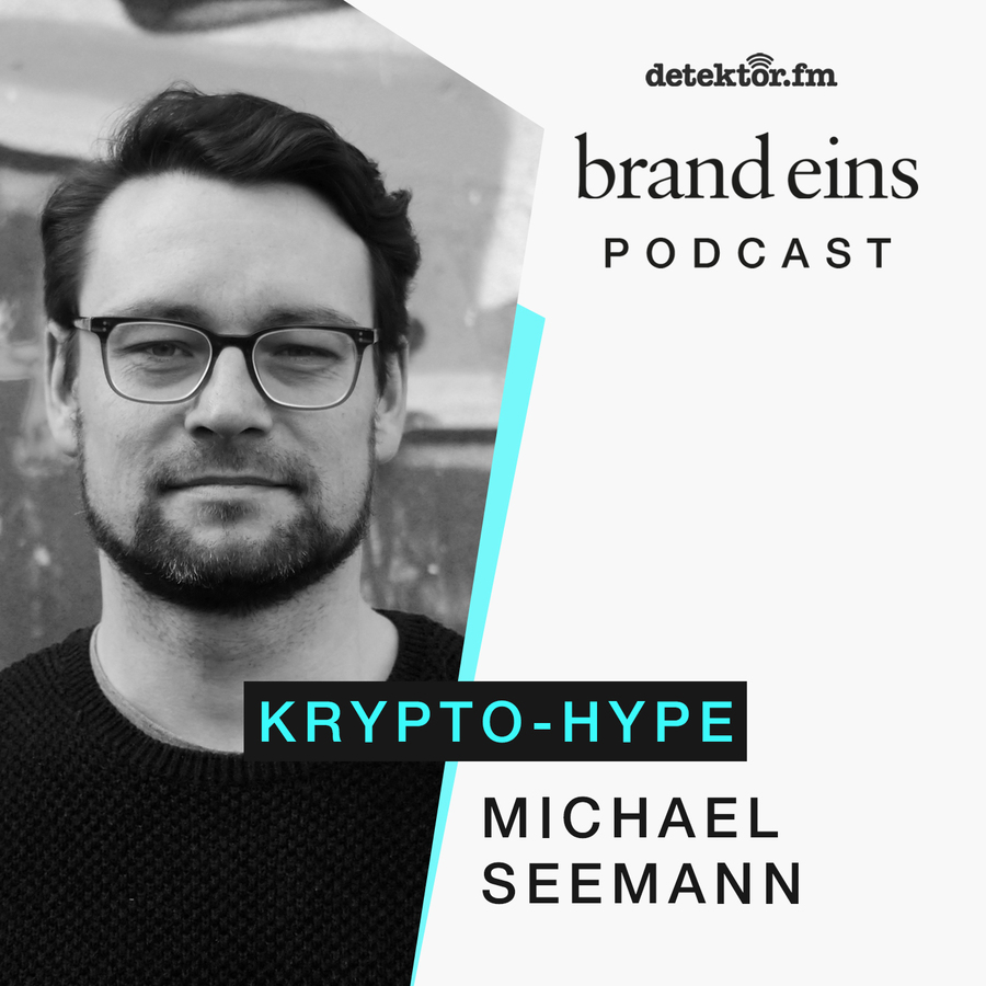 Schwarz-Weiß Porträt eines Mannes mit Bart und Brille. Er blickt freundlich in die Kamera. Im Hintergrund steht der Schriftzug "brand eins PODCAST" und "Krypto-Hype" mit dem Namen "Michael Seemann". Das Bild dient als Podcast-Cover.