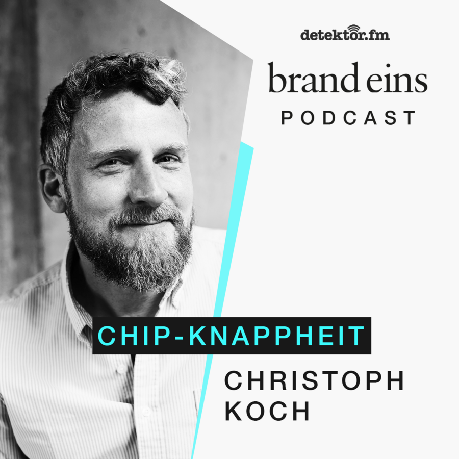 Porträt eines Mannes mit Bart und lockigem Haar, der freundlich lächelt. Er trägt ein Hemd und einen Blazer. Im Hintergrund steht der Schriftzug "brand eins PODCAST" und "detektor.fm". Ein blaues Rechteck mit dem Text "CHIP-KNAPPHEIT" und darunter "CHRISTOPH KOCH" befindet sich im Bild.