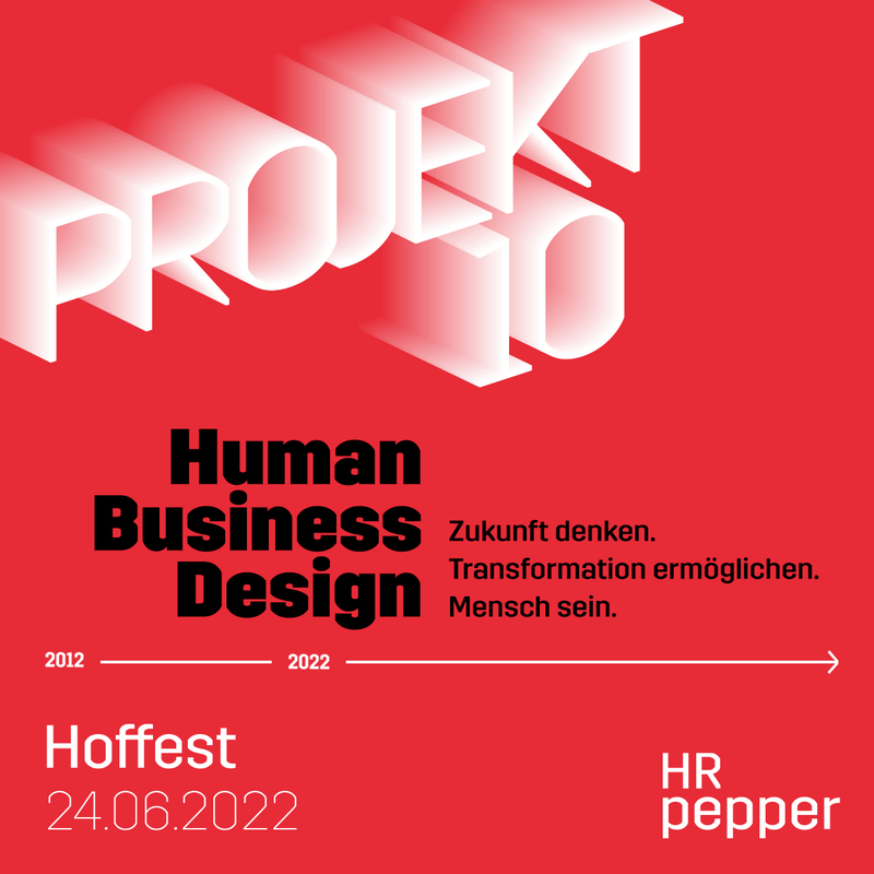 Grafik mit rotem Hintergrund. Im oberen Bereich sind die Buchstaben "PROJEKT" in großen, weißen, schattierten Buchstaben angeordnet, die nach rechts weisen. Darunter steht in großen, grünen Buchstaben "Human Business Design". Daneben der Slogan "Zukunft denken. Transformation ermöglichen. Mensch sein.". Unterhalb befindet sich eine horizontale Linie mit den Jahreszahlen 2012 und 2022. Am unteren Rand steht "Hoffest" mit dem Datum 24.06.2022 und das Logo "HR pepper".