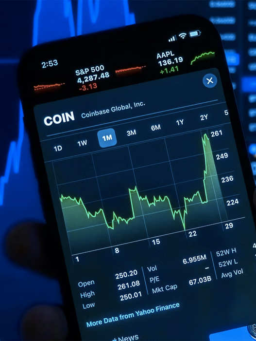 Ein Smartphone zeigt einen Börsenkurs-Chart von Coinbase Global, Inc. (COIN). Der Chart zeigt eine grüne Linie, die Kursschwankungen über einen Zeitraum von drei Monaten darstellt. Oben rechts sind die Kurse von S&P 500 und Apple (AAPL) zu sehen. Die Anzeige wirkt professionell und informativ.