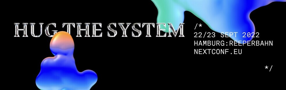 Das Bild ist ein Werbeplakat auf schwarzem Hintergrund. Der Schriftzug "HUG THE SYSTEM" steht in silberner, metallisch wirkender Schrift im Vordergrund. Rechts daneben befindet sich ein Datums- und Ortsangabe: "22/23 SEPT 2022 HAMBURG: REEPERBAHN NEXTCONF.EU". Links ist eine abstrakte, fließende Form in Blautönen zu sehen, die an eine Umarmung erinnern könnte. Im oberen rechten Bereich befindet sich ein farbiger, unregelmäßiger Fleck in Türkis- und Lilatönen. Das Gesamtbild wirkt modern und dynamisch.