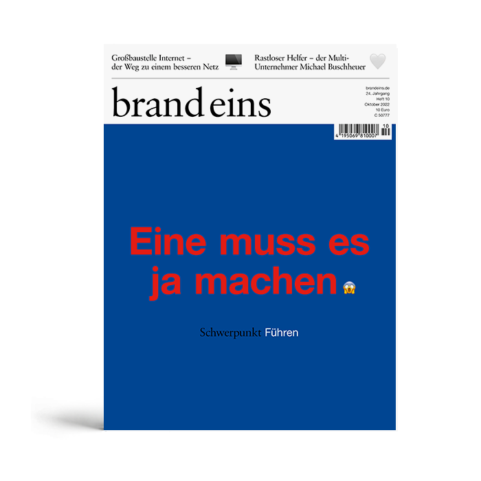 Titelbild einer Zeitschrift namens "brand eins". Der Hintergrund ist dunkelblau. In weißer Schrift steht der Titel "brand eins" und darunter in roter Schrift der Satz "Eine muss es ja machen". Unterhalb des Satzes befindet sich der Text "Schwerpunkt Führen". Oben links sind kleinere Schriftzüge zu lesen, die auf Artikelthemen hinweisen. Rechts oben befindet sich ein Barcode und die Ausgabeinformationen.