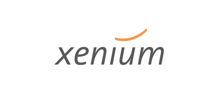 Das Logo von Xenium. Der Schriftzug "xenium" in grauer Farbe, darunter ein orangefarbener Bogen, der wie ein Lächeln wirkt. Der Hintergrund ist weiß.