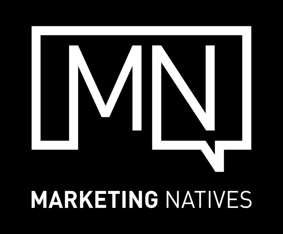 Das Bild zeigt das Logo von "Marketing Natives". Es besteht aus den weißen Buchstaben "MN" in einem quadratischen Rahmen auf schwarzem Hintergrund. Darunter steht in weißer Schrift der Firmenname "MARKETING NATIVES".
