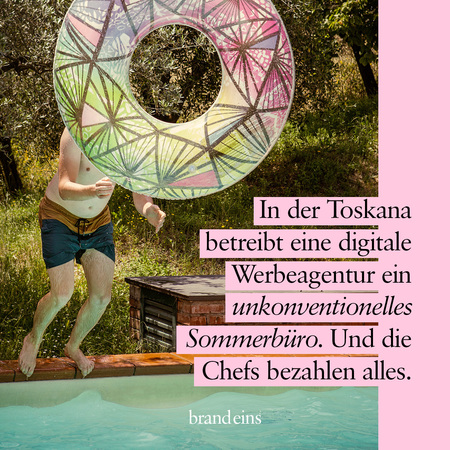 Ein Mann steht in einem Pool und hält einen großen, bunten Schwimmreifen über seinem Kopf. Er scheint sich zu freuen und zu spielen. Im Hintergrund ist üppiges Grün zu sehen. Der Text auf dem Bild kündigt an, dass eine digitale Werbeagentur in der Toskana ein unkonventionelles Sommerbüro betreibt.