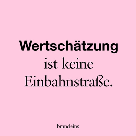 Das Bild zeigt eine Grafik mit dem Text "Wertschätzung ist keine Einbahnstraße." Der Text ist in schwarzer Schrift auf einem hellrosa Hintergrund gehalten. Unten rechts befindet sich das Logo "brand eins".