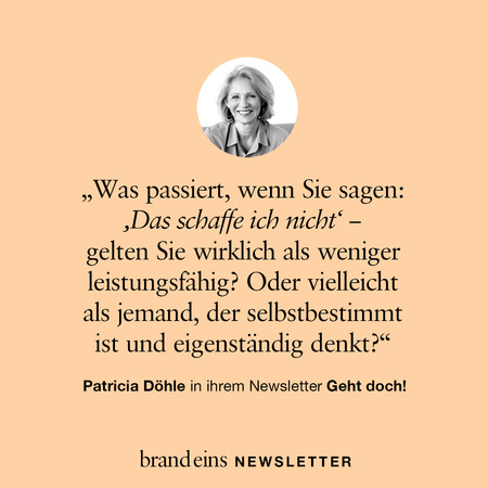 Porträt einer Frau mit kurzem, grauem Haar und freundlichem Lächeln. Sie trägt ein dunkles Oberteil. Im Hintergrund ein heller, cremefarbener Farbverlauf. Ein Zitat von Patricia Döhle ist über das Bild gelegt, welches sich mit Selbstwirksamkeit und Leistungsfähigkeit auseinandersetzt. Darunter steht "brand eins NEWSLETTER".