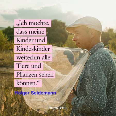 Ein Mann mittleren Alters mit hellem Teint und freundlichem Gesichtsausdruck hält ein Kescher-Netz in der Hand. Er trägt eine beigefarbene Jacke und eine helle Kappe. Im Hintergrund ist verschwommenes Grün zu sehen. Ein Textfeld mit einem Zitat des Mannes und seinem Namen befindet sich im Bild.