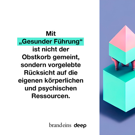 Das Bild zeigt einen weißen Hintergrund mit einem pinkfarbenen und türkisfarbenen Dreieck, das wie eine Pyramide aussieht. Im Vordergrund steht ein Text, der die Bedeutung von „Gesunder Führung“ erklärt: Es geht um Rücksicht auf die eigenen körperlichen und psychischen Ressourcen, nicht um einen Obstkorb. Unten rechts befindet sich das Logo „brand eins deep“.