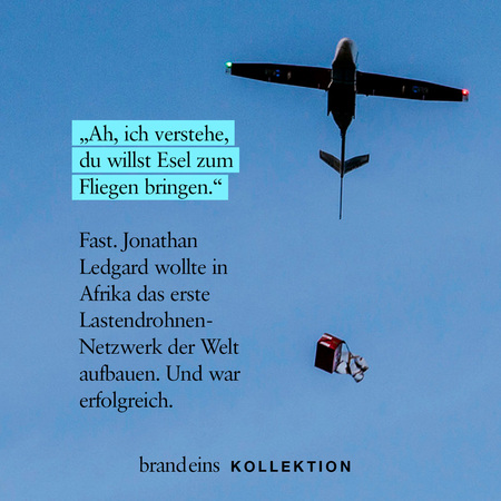 Das Bild zeigt einen Esel, der an Seilen von einem roten Paket hoch in der Luft gehalten wird. Über dem Esel befindet sich Text, der von Jonathan Ledgard und seinem Projekt, das erste Lastendrohnen-Netzwerk in Afrika aufzubauen, handelt. Der Himmel ist blau und die Szene wirkt surreal und humorvoll.