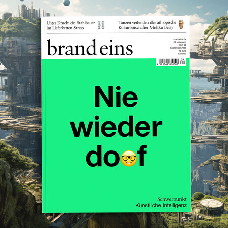 Titelbild der Zeitschrift "brand eins" mit dem Titel "Nie wieder doof" in großen, weißen Buchstaben auf leuchtend grünem Hintergrund. Links oben sind kleinere Artikelüberschriften zu sehen, darunter "Unter Druck: ein Stahlbauer im Lieferketten-Stress" und "Tanzen verbindet: der äthiopische Kulturbotschafter Melaku Belay". Im Hintergrund ist eine komplexe, futuristische Stadtlandschaft mit vielen hohen Gebäuden und Brücken zu erkennen. Unten steht in kleinerer Schrift "Schwerpunkt Künstliche Intelligenz". Ein Cartoon-Gesicht mit Fragezeichen-Augen befindet sich unter dem Wort "doof".