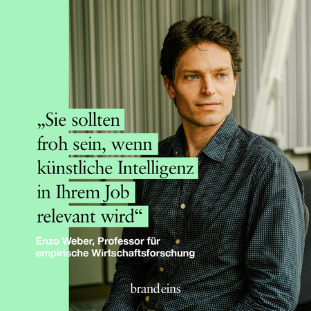 Porträt eines Mannes mit kurzen, dunklen Haaren und freundlichem Gesichtsausdruck. Er trägt ein dunkles Hemd mit kleinen Punkten und einen Anzug. Im Bild befindet sich ein Textfeld mit einem Zitat von Enzo Weber, Professor für empirische Wirtschaftsforschung, zum Thema künstliche Intelligenz im Job.