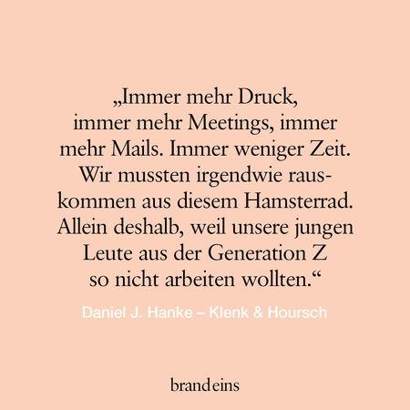 Ein hellrosa Hintergrund mit schwarzem Text. Der Text ist ein Zitat von Daniel J. Hanke – Klenk & Hoursch über den Druck und die Arbeitsweise der Generation Z. Unten rechts befindet sich das Logo "brand eins".