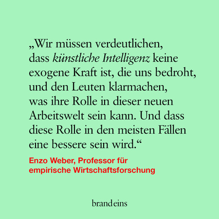 Ein hellgrüner Hintergrund mit einem Zitat in dunkler Schrift. Das Zitat stammt von Enzo Weber, Professor für empirische Wirtschaftsforschung, und handelt von der Rolle künstlicher Intelligenz in der neuen Arbeitswelt. Der Name des Professors und seine Position sind ebenfalls in dunkler Schrift vermerkt. Unten rechts befindet sich das Logo von "brand eins".