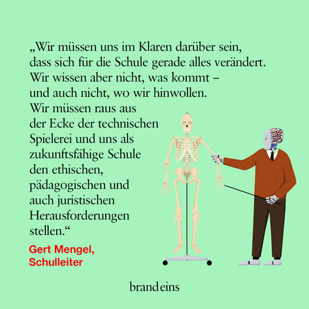 Grafik: Ein Skelett und ein Mann in einem Anzug stehen sich gegenüber. Der Mann, mit dunklem Haar und einem grünen Gesicht, deutet mit ausgestreckter Hand auf das Skelett. Im Hintergrund ein hellgrüner Farbverlauf. Der Text zitiert Gert Mengel, Schulleiter, zum Thema Veränderungen in der Schule und die Notwendigkeit, sich den Herausforderungen zu stellen.