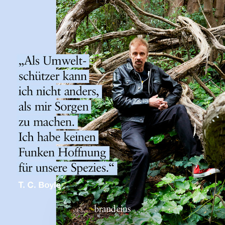 Ein Mann mittleren Alters mit grauem Haar und Bart sitzt nachdenklich in einem Wald. Er trägt eine Lederjacke und dunkle Hosen. Der Blick des Mannes ist ernst, er scheint besorgt zu sein. Im Hintergrund sind Baumwurzeln und grünes Laub zu sehen. Ein Zitat des Umweltschützers T.C. Boyle ist über dem Bild platziert.