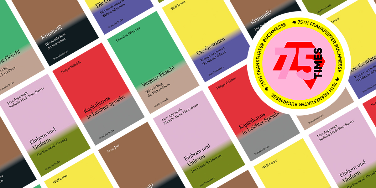 Ein Stapel verschiedenfarbiger Bücher liegt auf einer dunklen Oberfläche. Die Buchrücken sind gut sichtbar und zeigen Titel wie "Kriminal!", "Die Gesetäten", "Vergess Fleisch!", "Kapitalismus in Leichter Sprache" und "Einhorn und Uniform". Im Zentrum des Bildes befindet sich ein rotes Logo mit weißer Schrift: "75th Frankfurter Buchmesse - Times". Das Bild vermittelt den Eindruck einer Buchpräsentation oder eines Buchhandels.