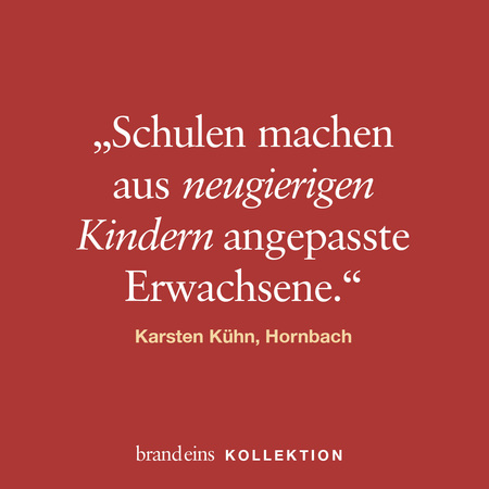 Ein roter Hintergrund mit weißem Textzitat: „Schulen machen aus neugierigen Kindern angepasste Erwachsene.“ Darunter steht der Name des Autors: „Karsten Kühn, Hornbach“. Unten rechts befindet sich ein kleines Logo mit der Schrift „brandeins KOLLEKTION“.