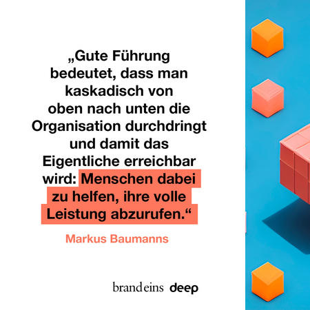 Das Bild ist eine Grafik mit einem Zitat von Markus Baumanns über gute Führung. Im Vordergrund sind mehrere orangefarbene Würfel übereinander gestapelt, die eine Art Treppe bilden. Der Hintergrund ist in Blautönen gehalten. Das Zitat ist in weißer Schrift auf orangefarbenem Hintergrund dargestellt. Der Text lautet: „Gute Führung bedeutet, dass man kaskadisch von oben nach unten die Organisation durchdringt und damit das Eigentliche erreichbar wird: Menschen dabei zu helfen, ihre volle Leistung abzurufen.“