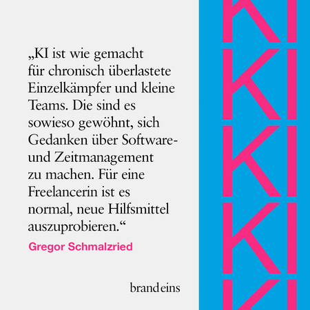 Ein farbenfrohes Bild mit einem Zitat von Gregor Schmaltzried über Künstliche Intelligenz (KI). Der Text ist auf einem hellblauen Hintergrund platziert, der von einem pinkfarbenen, diagonal verlaufenden Muster durchzogen ist. Das Muster besteht aus sich wiederholenden, stilisierten Dreiecken. Unten rechts befindet sich das Logo von "brandeins".