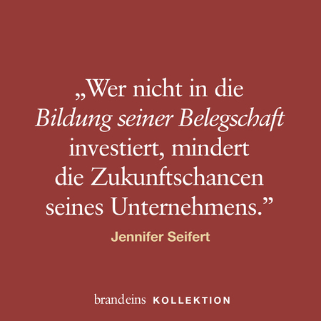 Ein Zitat von Jennifer Seifert auf rotem Hintergrund. Der Text lautet: „Wer nicht in die Bildung seiner Belegschaft investiert, mindert die Zukunftschancen seines Unternehmens.“ Darunter steht der Name der Autorin und am unteren Rand „brandeins KOLLEKTION“.