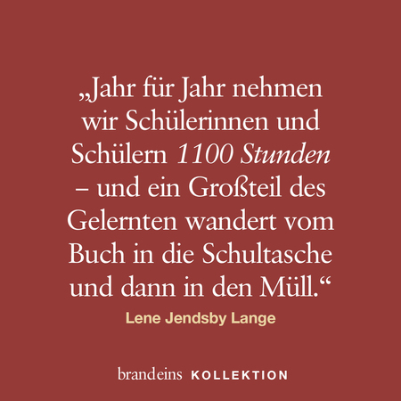 Ein roter Hintergrund mit weißem Textzitat. Das Zitat lautet: „Jahr für Jahr nehmen wir Schülerinnen und Schüler 1100 Stunden – und ein Großteil des Gelernten wandert vom Buch in die Schultasche und dann in den Müll.“ Darunter steht der Name der Autorin: Lene Jendsby Lange. Unten rechts befindet sich der Schriftzug „brandeins KOLLEKTION“.