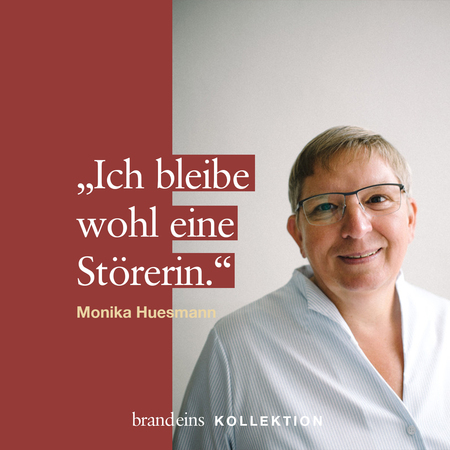 Porträt einer Frau mit Brille, die lächelt. Sie trägt ein hellblaues Hemd und wirkt freundlich und selbstbewusst. Neben ihr ein rotes Feld mit dem Zitat: „Ich bleibe wohl eine Störerin.“ und dem Namen Monika Huesmann. Im unteren Bereich des Bildes steht „brand eins KOLLEKTION“.