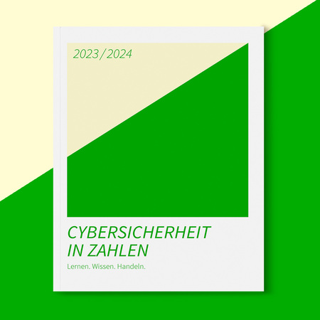 Grafik: Titelblatt eines Buches oder einer Broschüre zum Thema Cybersicherheit. Das Buch ist in Weiß gehalten, mit einem großen grünen Farbblock, der diagonal verläuft. Oben links steht "2023/2024" in kleiner Schrift. Unten steht in großer Schrift "CYBERSICHERHEIT IN ZAHLEN" und darunter in kleinerer Schrift "Lernen. Wissen. Handeln.". Der Hintergrund ist hellgelb und grün.