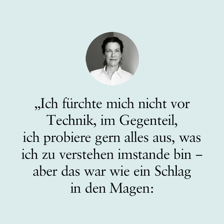 Schwarz-Weiß Porträt einer Frau. Sie hat kurze, dunkle Haare und trägt ein helles Hemd. Ihr Blick ist direkt und wirkt entschlossen, aber auch ein wenig nachdenklich. Unter dem Porträt befindet sich ein Zitat in schwarzer Schrift auf hellem Hintergrund.
