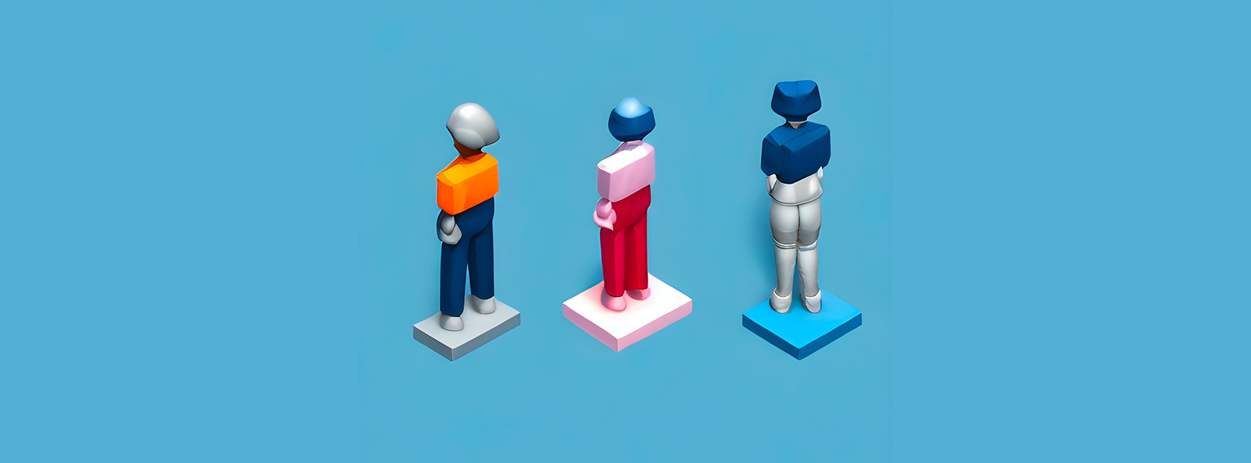 Drei stilisierte Figuren stehen nebeneinander auf blauen Podesten vor einem hellblauen Hintergrund. Die linke Figur ist orange, die mittlere rosa und die rechte blau. Alle Figuren haben einen runden Kopf und wirken modern und abstrakt.