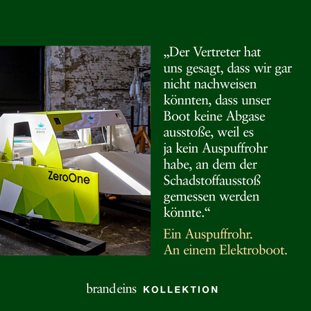 Das Bild zeigt ein gelbes Elektroboot namens "ZeroOne" im Wasser. Es ist ein sonniger Tag, der Hintergrund ist ein dunkles Grün, vermutlich Vegetation am Ufer. Ein Textfeld auf dem Bild zitiert eine Aussage über die fehlende Möglichkeit, Abgase eines solchen Bootes nachzuweisen, da es keinen Auspuff hat. Das Bild dient zur Illustration eines Artikels über emissionsfreie Boote.