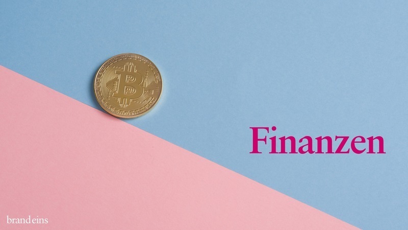 Ein goldfarbenes Bitcoin-Symbol liegt auf einem farbigen Hintergrund. Der Hintergrund ist in zwei Hälften geteilt: eine pinke und eine blaue. Rechts steht in roter Schrift das Wort "Finanzen". Das Bild vermittelt den Eindruck von digitalem Geld und Investitionen.
