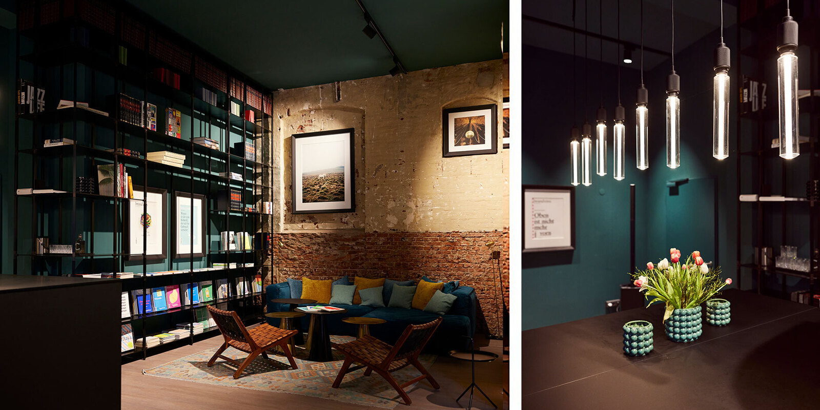 Das Bild zeigt einen gemütlichen Lesebereich. Links ein dunkles Bücherregal, davor ein blaues Sofa mit gelben Kissen und zwei Korbstühle. Im Hintergrund eine Backsteinwand mit Bildern. Rechts eine dunkelgrüne Wand mit hängenden Lampen und einem blauen Blumenstrauß auf dem Boden.