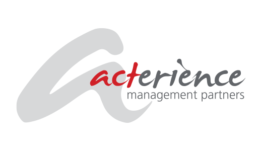 Logo von "Acterience Management Partners". Es zeigt ein stilisiertes "C" in Grau, wobei der innere Bereich des "C" in Rot gehalten ist und den Schriftzug "acterience management partners" enthält. Der Schriftzug ist in Weiß geschrieben.