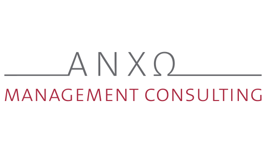 Logo von ANXΩ Management Consulting. Der Schriftzug "ANXΩ" steht in roter Farbe über dem Schriftzug "MANAGEMENT CONSULTING", ebenfalls in rot. Beide Schriftzüge sind auf einem weißen Hintergrund platziert.