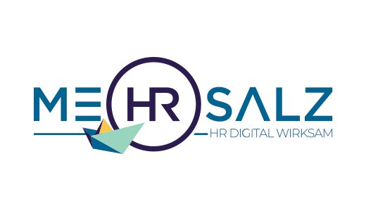 Logo von MEHR SALZ: Der Schriftzug "MEHR SALZ" in blau-grünen Farbtönen. Im "R" befindet sich ein stilisierter Papierflieger. Darunter steht in kleinerer Schrift "HR DIGITAL WIRKSAM".