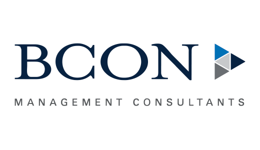 Logo von BCON Management Consultants. Der Schriftzug "BCON" in dunkler Schrift steht über der Zeile "MANAGEMENT CONSULTANTS" in kleinerer Schrift. Rechts neben dem Schriftzug befindet sich ein Pfeil, der nach rechts zeigt.