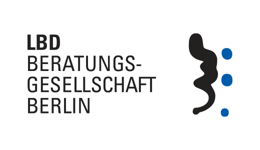 Logo der LBD Beratungsgesellschaft Berlin. Links steht der Firmenname in schwarzer Schrift auf weißem Grund. Rechts eine stilisierte, schwarze Grafik, die an eine menschliche Silhouette erinnert, mit drei blauen Punkten darunter.