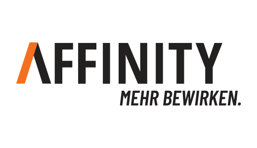 Logo von Affinity: Der Schriftzug "AFFINITY" in dunkler Schrift auf weißem Hintergrund. Darunter in kleinerer Schrift "MEHR BEWIRKEN.". Der erste Buchstabe "A" ist orangefarben gestaltet.
