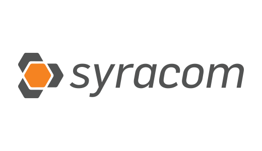 Logo von Syracom: Ein stilisierter, grauer Pfeil, der nach rechts zeigt, geht in den Firmennamen "syracom" über, der in grauer Schrift geschrieben ist. Der Pfeil ist orange akzentuiert.