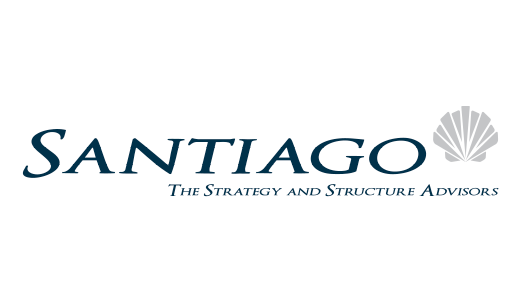 Logo von Santiago The Strategy and Structure Advisors. Der Schriftzug "SANTIAGO" steht in dunkler Schrift über dem kleineren Text "THE STRATEGY AND STRUCTURE ADVISORS". Rechts neben dem Schriftzug befindet sich eine stilisierte goldene Ähre.