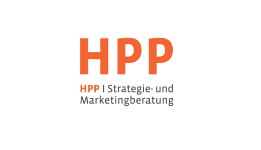 Logo von HPP Strategie- und Marketingberatung. Das Logo besteht aus den großen, orangefarbenen Buchstaben HPP, darunter in kleinerer Schrift der Zusatz "Strategie- und Marketingberatung". Der Hintergrund ist cremefarben.