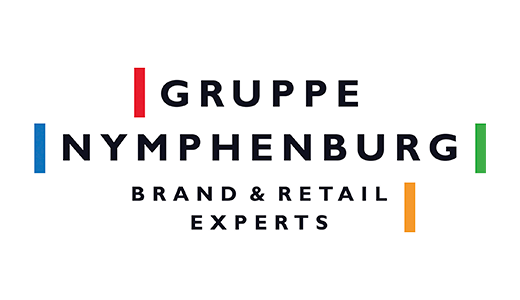 Logo der Gruppe Nymphenburg: Der Schriftzug "GRUPPE NYMPHENBURG" in dunkler Schrift auf hellem Hintergrund. Darunter "BRAND & RETAIL EXPERTS" in kleinerer Schrift. Seitlich des Schriftzugs sind vertikale Linien in den Farben Rot, Blau und Orange platziert.