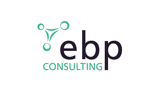Logo von EBP Consulting: Eine stilisierte grüne Grafik, die an ein Molekül erinnert, steht über dem Schriftzug "ebp CONSULTING" in dunkler Schrift. Das Logo vermittelt einen modernen und wissenschaftlichen Eindruck.
