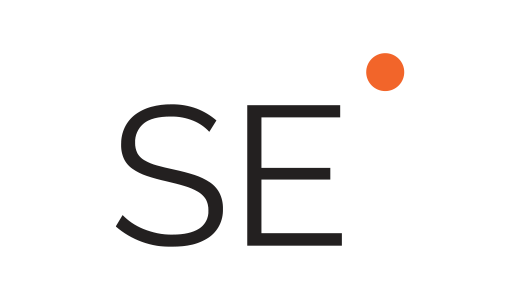 Das Logo von SE besteht aus den Buchstaben "SE" in dunkler Schrift auf hellem Hintergrund. Rechts neben den Buchstaben befindet sich ein kleiner, orangefarbener Punkt.