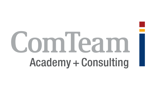 Logo von ComTeam Academy + Consulting. Der Schriftzug "ComTeam" steht in großem, hellem Grau über dem Schriftzug "Academy + Consulting" in kleinerer Schrift. Rechts neben dem Schriftzug befindet sich ein vertikaler Balken in den Farben Rot und Orange.