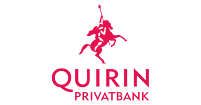 Logo der Quirin Privatbank: Eine stilisierte rote Zeichnung eines Ritters zu Pferd, der eine rote Lanze in die Höhe hält. Darunter der Schriftzug "QUIRIN PRIVATBANK" in roter Farbe.